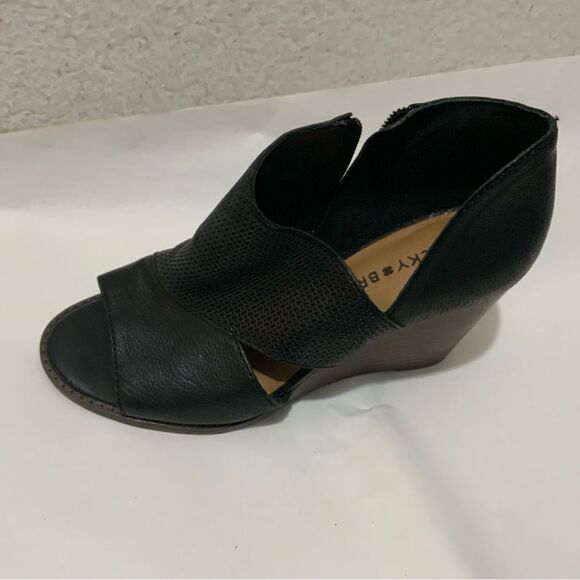 Lucky Brand Jedrek Womens Wedge Sz 6.5 Black Leather Open Toe Slip On Pump Heel - Picture 1 of 10